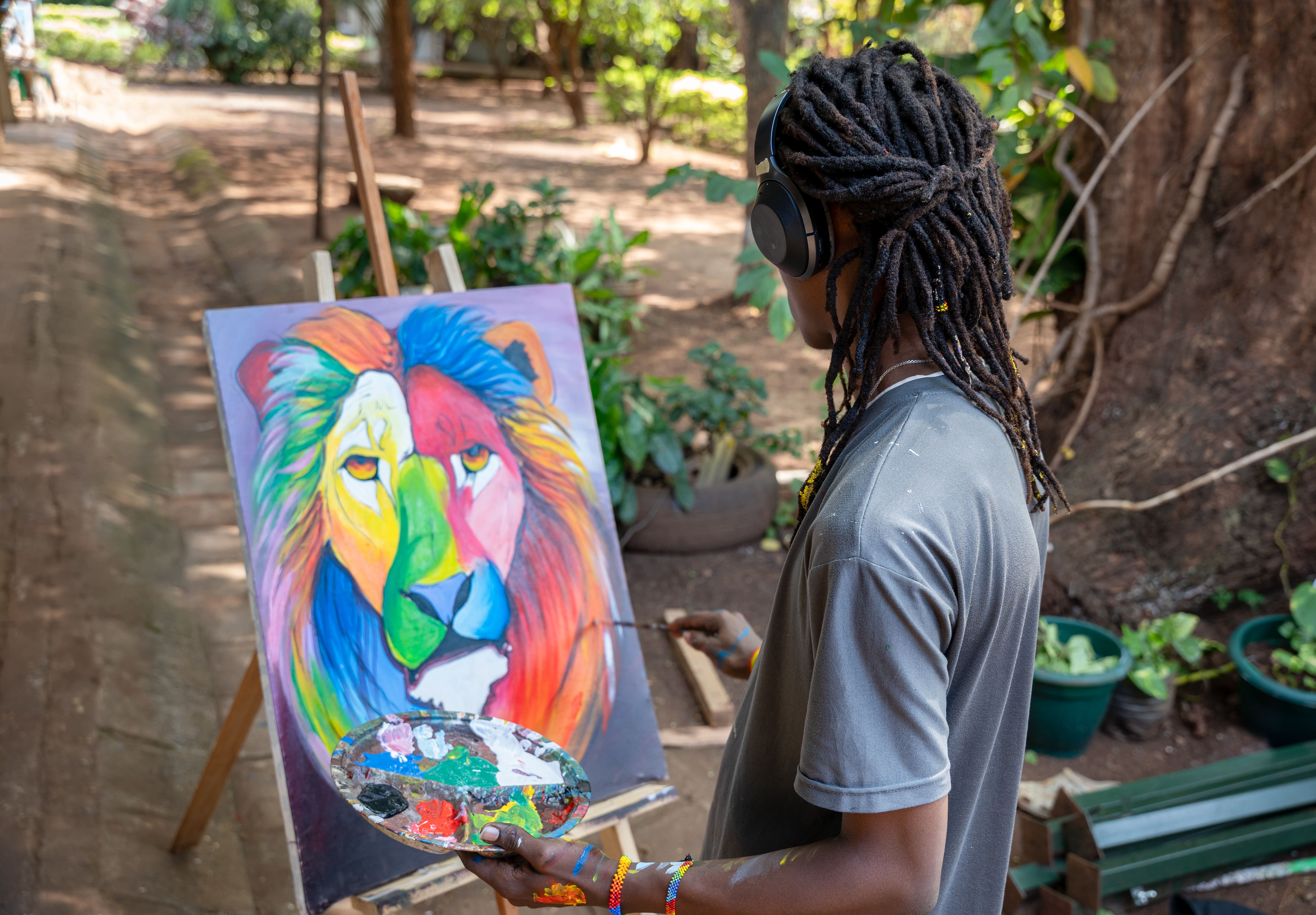 Galería moderna con varias obras contemporáneas colgadas y público observando, temática de arte contemporáneo y exposiciones