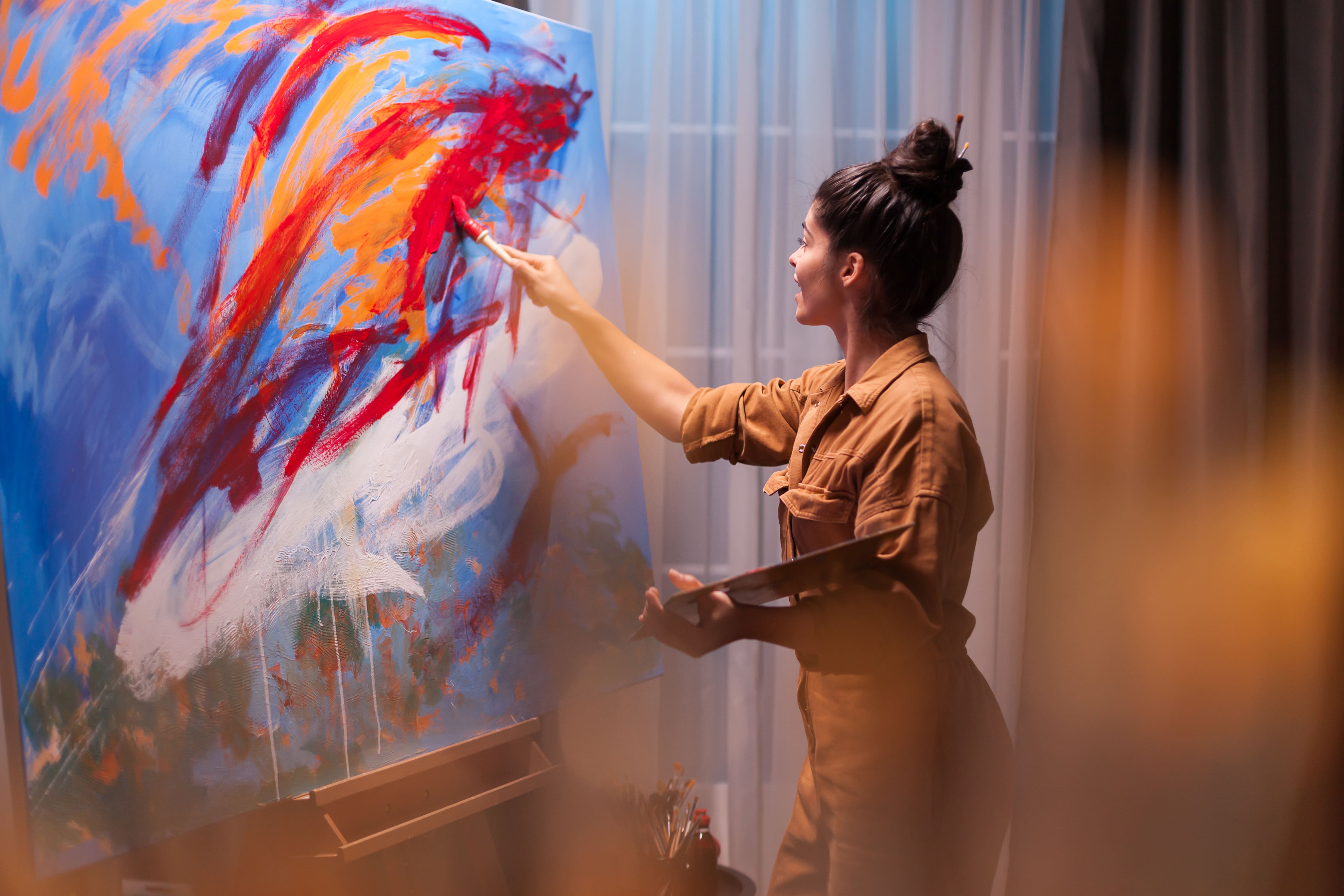 Vista general de galería de arte contemporáneo con obras modernas, ambiente luminoso y creativo, temática de arte contemporáneo